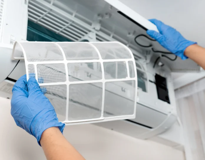 Air conditioning maintenance: cleaning the filter of an indoor unit